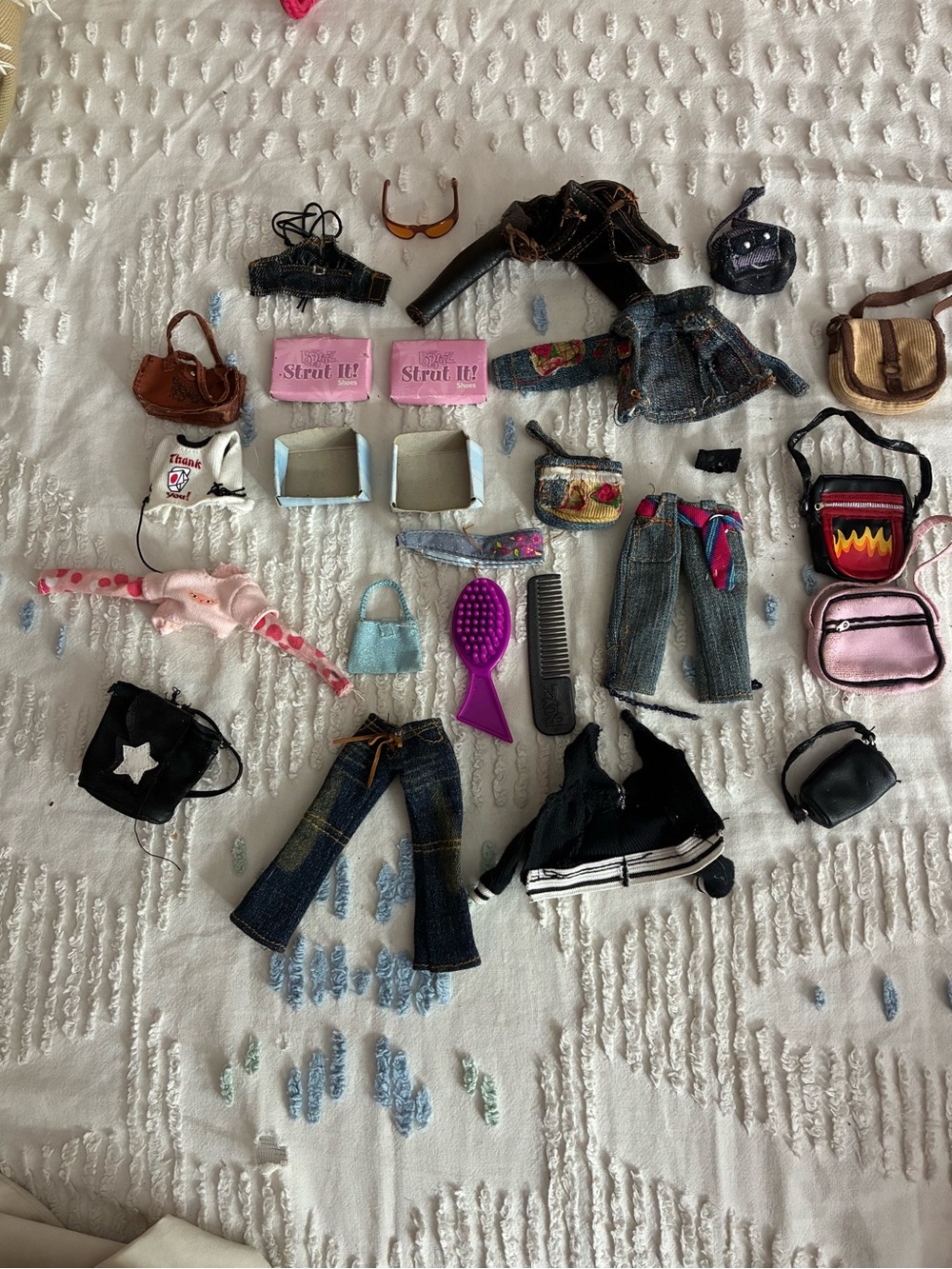 Vintage Bratz doll clothes & accessories Lot Y2K 26 pieces